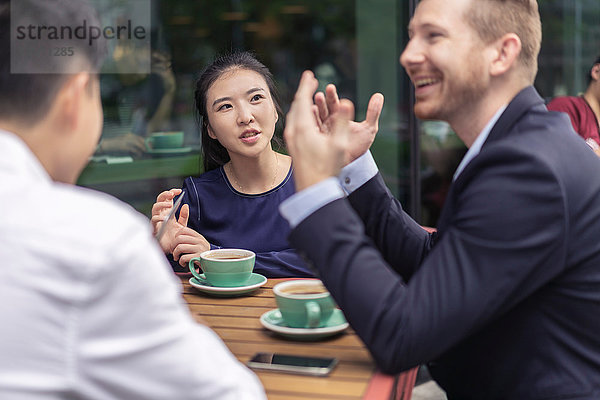 Gruppe von Geschäftsleuten  Treffen im Café  im Freien