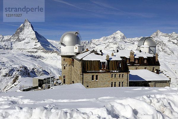Schweiz  Kanton Waadt  Skigebiet Zermatt  Matterhorn und Hotel-Aussichtsplattform des Gornergrats