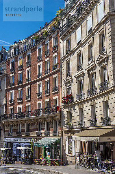 Frankreich  Ile de France  Paris  18. Bezirk  Gebäude in der Rue Lepic  Restaurants und Caféterrassen  Montmartre