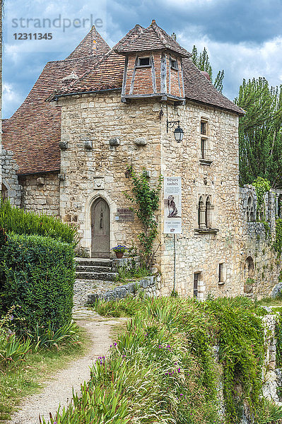 Frankreich  Lot  Regionaler Naturpark Causses du Quercy  Museum Rignault in St. Cirq-Lapopie  das als schönstes Dorf Frankreichs bezeichnet wird.