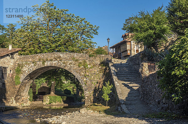 Frankreich  Kantabrien  Nationalpark Pics d'Europe  historisches Dorf Potes  Weg nach Santiago de Compostela  mittelalterliche Brücke von San Cayeatno über den Fluss Quiviesa