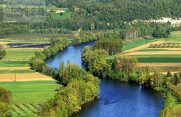 Frankreich  Dordogne  Fluss Dordogne von Domme aus gesehen (als schönstes Dorf Frankreichs bezeichnet)