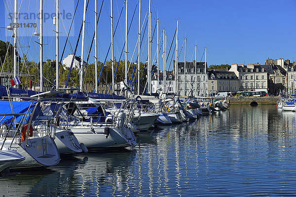 Europa  Frankreich  Wald von Masten und Gebäudefassaden im Hafen von Vannes im Morbihan