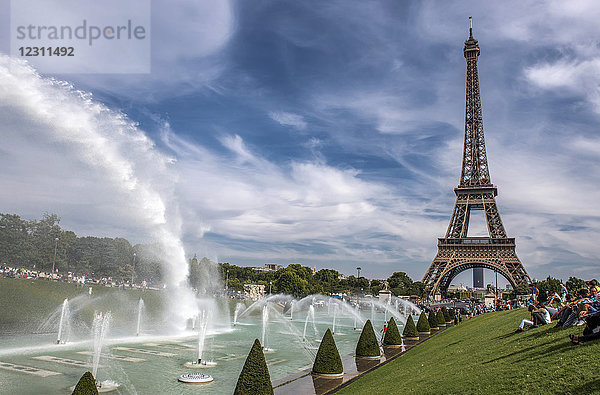 Frankreich  Ile de France  Paris  16. Bezirk  der Eiffelturm und die Springbrunnen in den Trocadero-Gärten