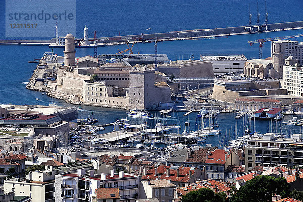 Frankreich  Südostfrankreich  Marseille  Panoramablick auf die Stadt  Eingang zum alten Hafen