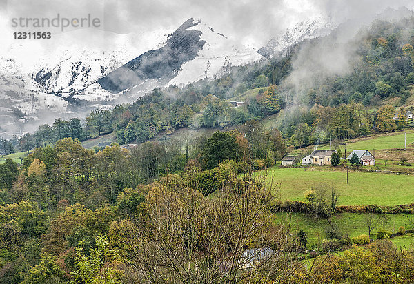 Frankreich  Hautes Pyrenees  Val d'Azun  erster Schnee auf dem Berg