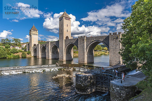 Frankreich  Lot  Quercy  Cahors  Valentre-Brücke über den Fluss Lot
