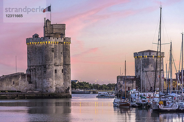 Frankreich  Charente-Maritime  La Rochelle  Vieux Port und die Tour Saint Nicolas und Tour de la Chaine