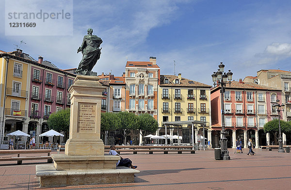 Nordwest-Spanien  Burgos  Statue von Karl III. auf der Plaza Mayor  historisches Zentrum  von der UNESCO zum Weltkulturerbe erklärt  Jakobsweg