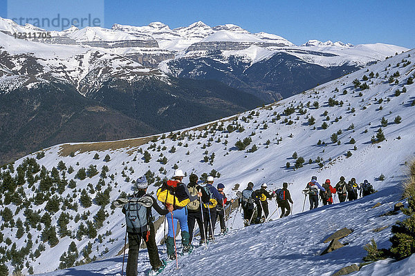 Spanien  Aragonien  Pyrenäen  Nationalpark Ordesa und Mont Perdu  Schneeschuhwandern