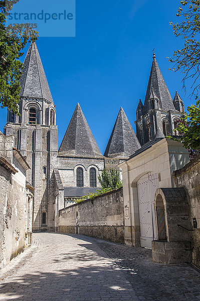 Frankreich  Indre-et-Loire  Königliche Stadt Loches  Kopfsteinpflasterstraße zur Kirche Saint Ours (12. Jahrhundert)