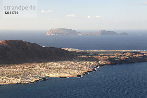 Spanien. Kanarische Inseln. Lanzarote. Aussichtspunkt Mirador del Rio. Blick auf die Inseln Graciosa (im Vordergrund) und Alegranza (im Hintergrund).