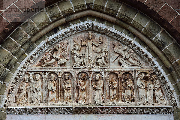 Europa  Frankreich  Fassade der Kirche von Collonges-la-Rouge Correze