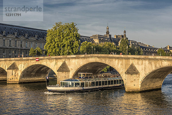 Frankreich  Ile de France  Paris  7. Bezirk  der Palais du Louvre und die Pont Royal an der Seine