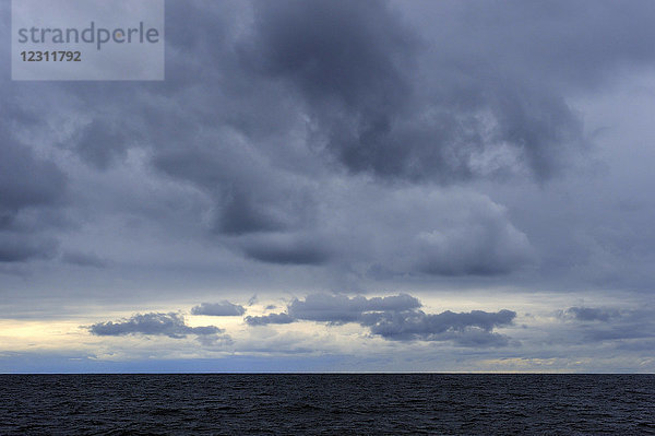 Frankreich  Westfrankreich  Ile d'Yeu  grauer stürmischer Himmel vor der Insel