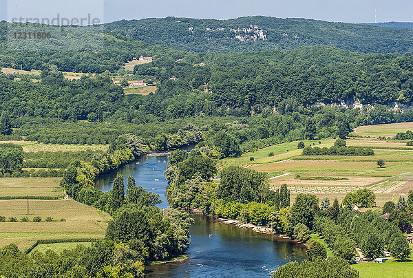 Frankreich  Dordogne  Landwirtschaft im Dordogne-Tal von Domme aus gesehen (als schönstes Dorf Frankreichs bezeichnet)