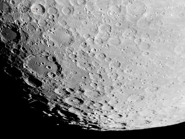 Der Mond in Nahaufnahme während seiner gibbischen Phase. Links ist der berühmte Clavius-Krater zu sehen.