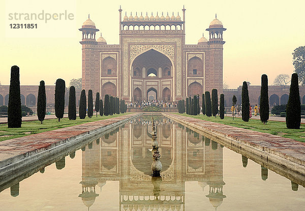 Indien  Agra  Taj Mahal-Komplex  Eingang aus rotem Sandstein