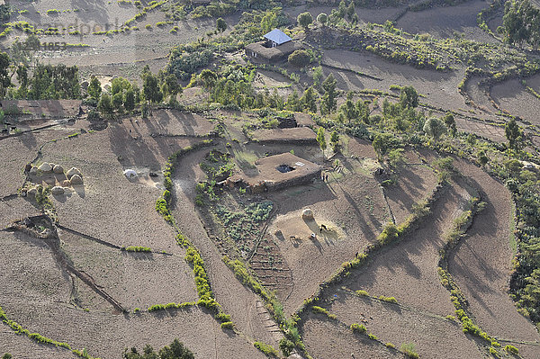 Äthiopien  Region Tigray  Luftaufnahme einer Landschaft mit traditionellen Bauernhöfen inmitten von bewirtschafteten Feldern