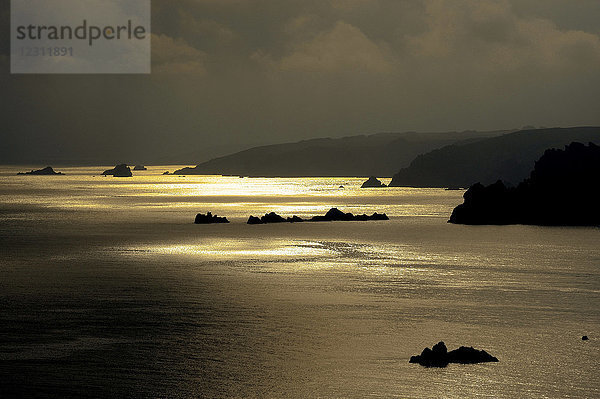 Frankreich  Bretagne  Finistere  Goldenes Abendlicht auf dem Meer  Pointe de Brezellec  Cap Sizun