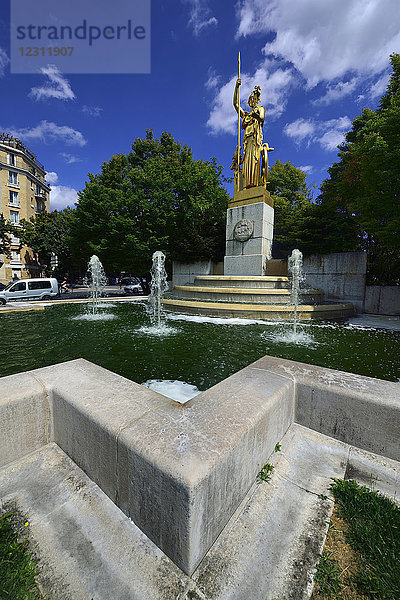 Europa  Frankreich  vertikale Ansicht der Statue der Athena Goldenes Tor in Paris