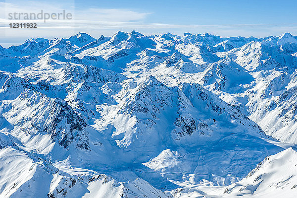 Frankreich  Hohe Pyrenäen  La Mongie  schneebedecktes Panorama vom Observatorium des Pic du Midi de Bigorre (2.877 m) aus gesehen