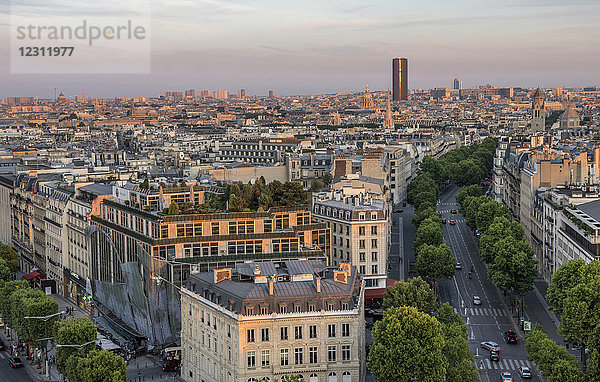Frankreich  Ile de France  Paris  8. Bezirk  Blick auf die Champs-Elysees und die Avenue Marceau vom Arc de Triomphe aus
