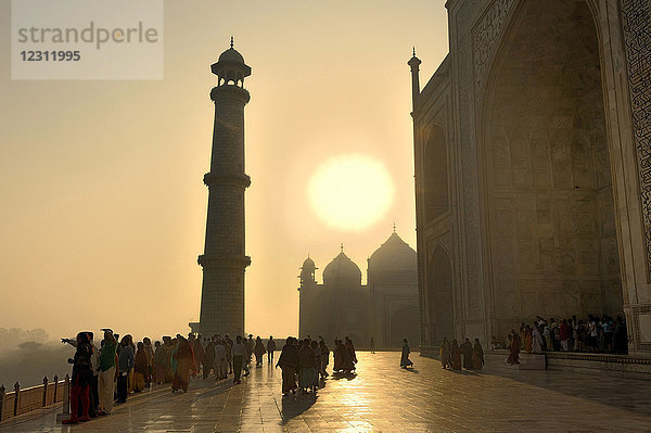 Indien  Agra  Sonnenaufgang über dem Taj Mahal