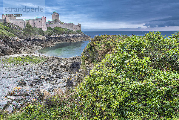 Frankreich  Bretagne  Cotes d'Armor  feudale Burg von Fort-le-Latte am Meeresufer