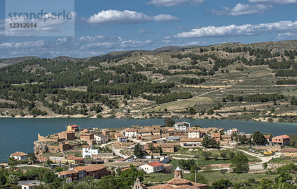 Spanien  Autonome Gemeinschaft Aragonien  Stausee Tranquera und Dorf Nuevalos