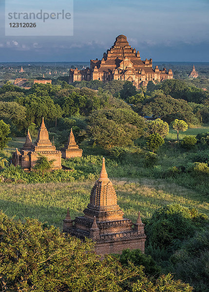 Myanmar  Region Mandalay  archäologische Stätte Bagan  Blick vom Tempel Shwe San Daw  im Hintergrund der Tempel Dhammayan Gyi