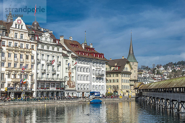 Schweiz  Luzern  Hotel des Alpes und Kapellenbrücke über die Reuss