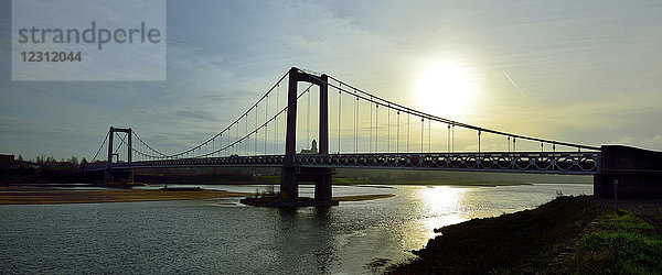 Europa Frankreich Brücke über die Loire bei Nantes
