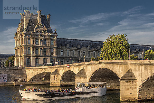 Frankreich  Ile de France  Paris  7. Bezirk  der Palais du Louvre und die Pont Royal an der Seine