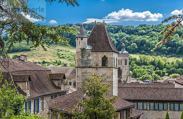Frankreich  Lot  Quercy  Figeac  Turm des Hotel du Viguier und Kirchturm von Saint Sauveur