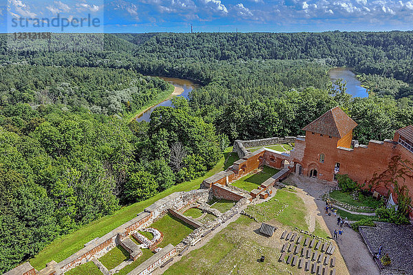 Lettland  Gauja-Nationalpark  Backsteingotische Burg Turaida  die den Wald beherrscht