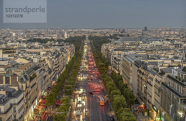 Frankreich  Ile de France  Paris  8. Bezirk  Nachtansicht der Champs-Elysees vom Arc de Triomphe aus