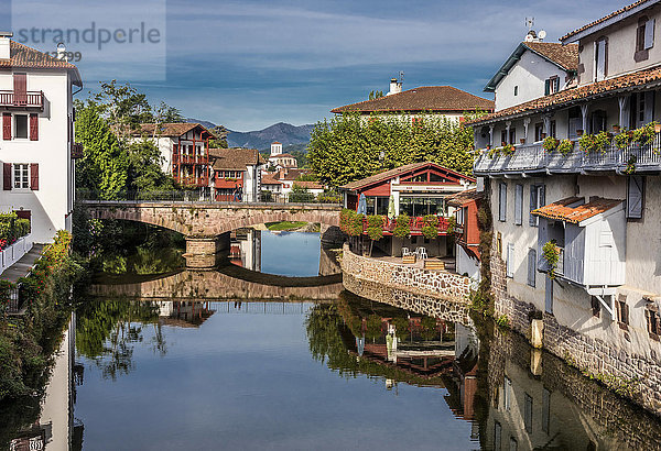 Frankreich  Baskenland  Häuser am Rande des Flusses Nive in Saint-Jean-Pied-de-Port (als schönstes Dorf Frankreichs bezeichnet)