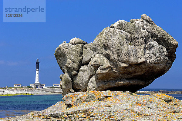 Frankreich  Bretagne  Finistere  geschliffene Felsen und der Leuchtturm der Ile de Sein