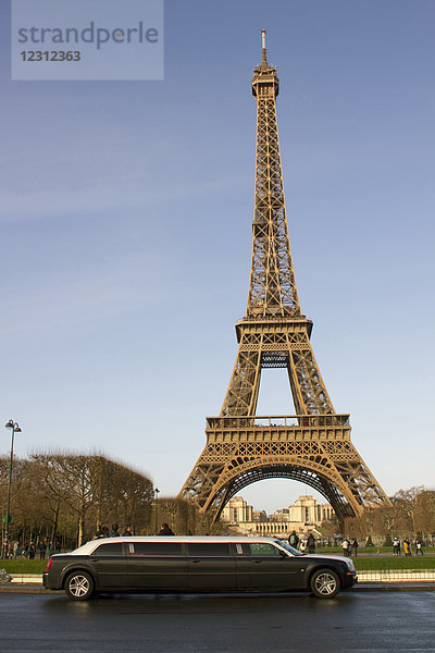 Frankreich  Paris  Eiffelturm  im Vordergrund: eine Limousine.