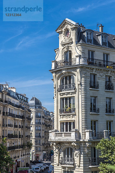 Frankreich  Paris 12. Bezirk  Haussmann'sches Gebäude von der Coulee Verte-Promenade aus gesehen
