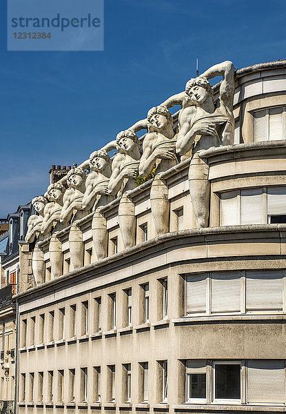 Frankreich  Paris  12. Bezirk  Barockgebäude mit der Nachbildung einer Skulptur von Michelangelo (Architekt Munez Yanovski)