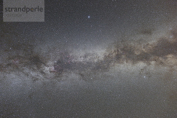 Das Zentralmassiv. Cantal. Hochebene Trizac. Die sommerliche Milchstraße leuchtet im Zenit unter einem lichtverschmutzten Himmel erhalten.