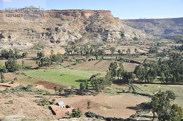 Äthiopien  Region Tigray  spektakuläre Landschaft mit trockenen Bergen und kultivierten Hochebenen