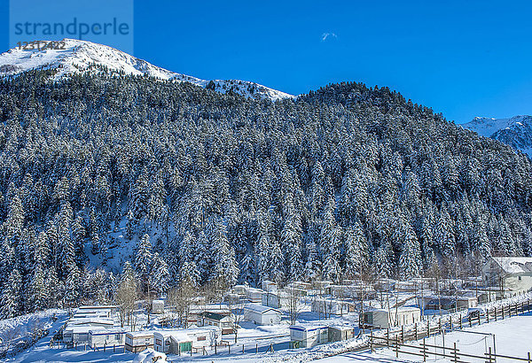 Frankreich  Hautes Pyrenees  Campan-Tal  Wohnmobil unter dem Schnee