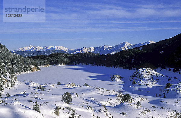 Frankreich  Pyrenees Orientales  gefrorener Teich la Pradella  Kulturerbe Bouillouses