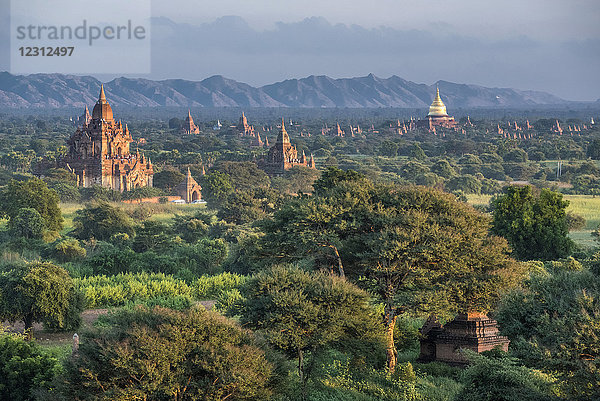 Myanmar  Region Mandalay  archäologische Stätte Bagan  Blick vom Tempel Shwe San Daw