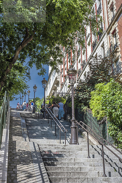 Frankreich  Ile de France  Paris  18. Bezirk  Fußgängerzone mit Treppen in Montmartre