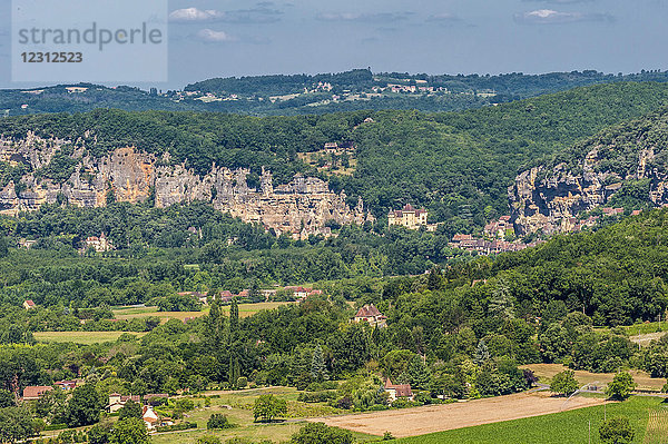 Frankreich  Nouvelle Aquitaine  Dordogne  das Flusstal der Dordogne von Domme aus (Frankreichs schönstes Dorf)  la Roche-Gageac im Hintergrund