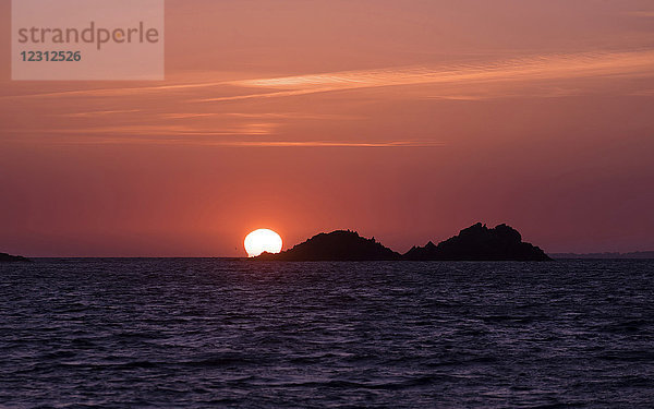 Frankreich  Bretagne  Finistere  Sonnenaufgang auf den Felsen  Insel Houat